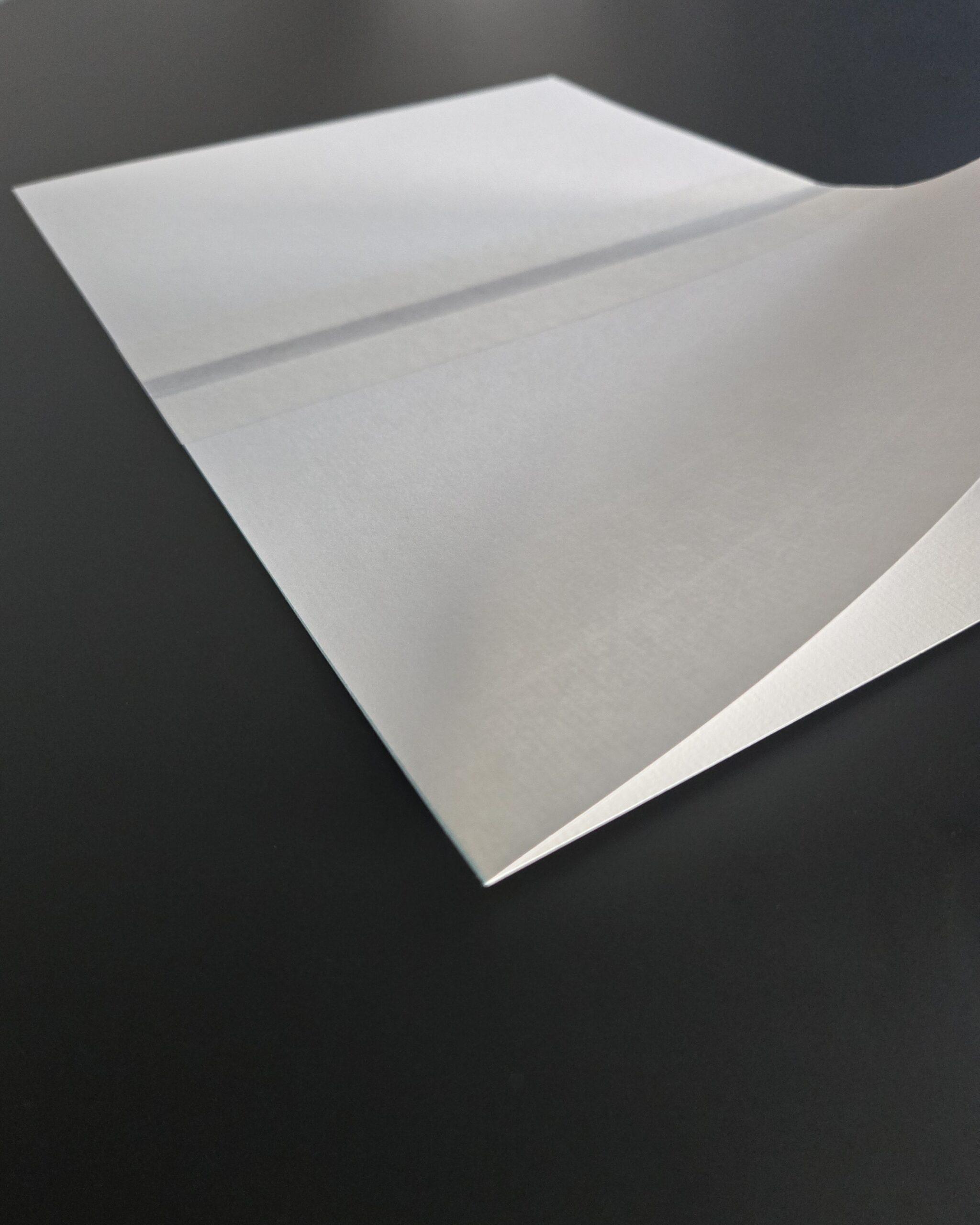 Hochwertiges Vorsatzpapier mit blauem Spezialklebstoff